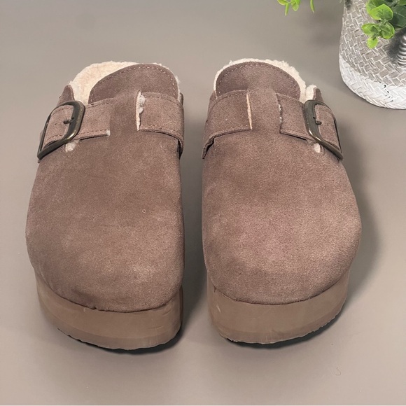 CUSHIONAIRE Beige Suede Faux Fur Lined Slip On Platform Clogs Women’s Size 10 - Picture 4 of 7